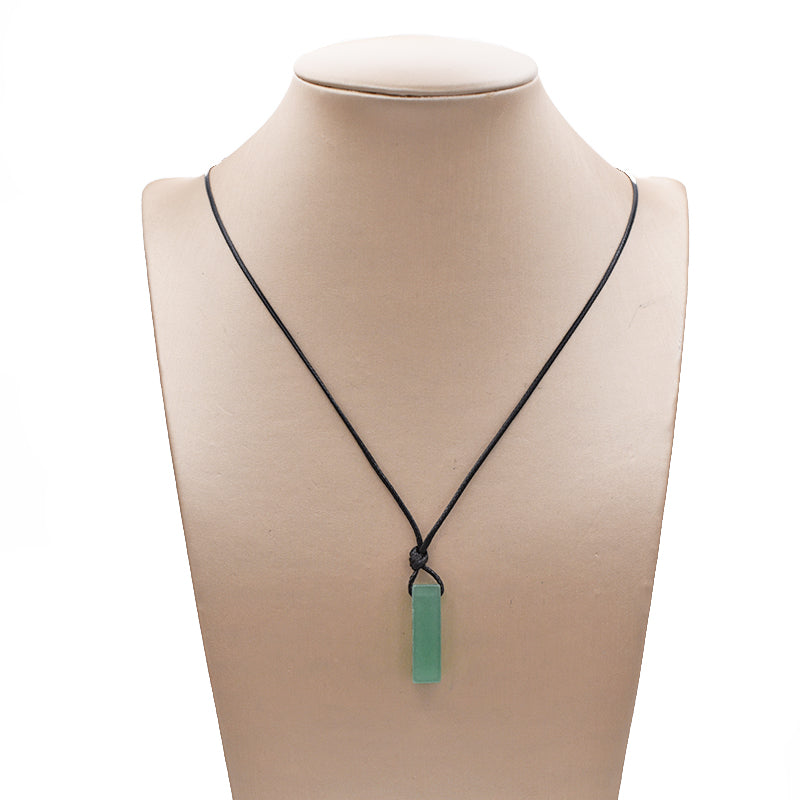 Ciondolo a punta in Avventurina con cordino nero in tessuto
