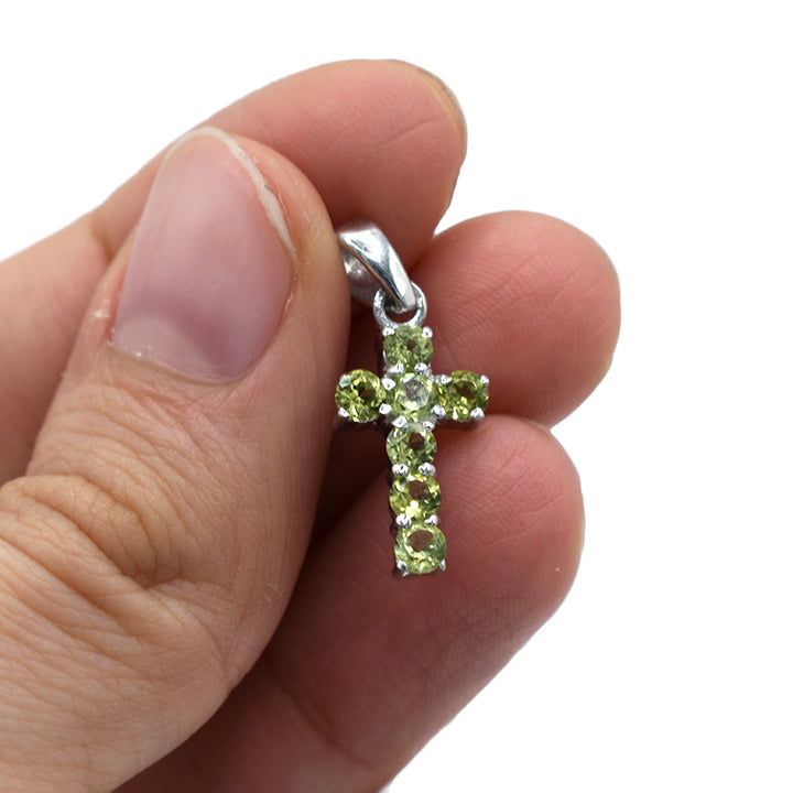 Ciondolo croce in Olivina